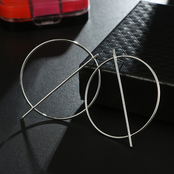 Unique Design//Circle Minimalist Hoop Earrings - Picture 4 of 7